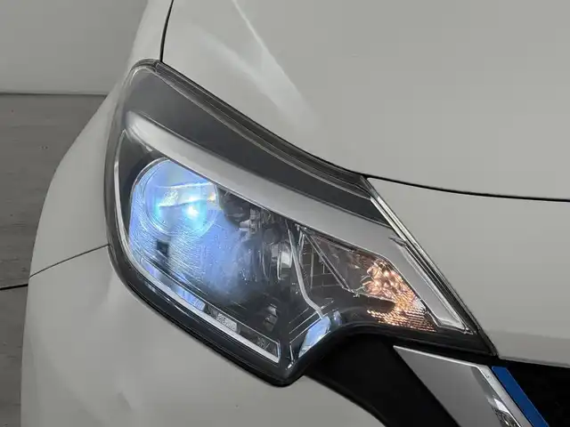 日産 ノート e－パワー X 福岡県 2016(平28)年 6万km ホワイト 純正ナビ（ワンセグＴＶ）　/エマージェンシーブレーキ　/レーンキープ　/コーナーセンサー　/車両接近通報装置　/横滑り防止装置　/オートライト　/ドライブモード　/ＥＴＣ　/純正１４型アルミホイール　/純正フロアマット