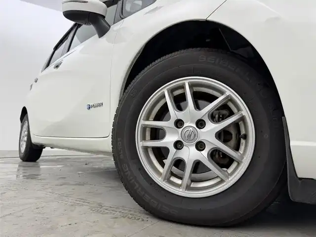 日産 ノート e－パワー X 福岡県 2016(平28)年 6万km ホワイト 純正ナビ（ワンセグＴＶ）　/エマージェンシーブレーキ　/レーンキープ　/コーナーセンサー　/車両接近通報装置　/横滑り防止装置　/オートライト　/ドライブモード　/ＥＴＣ　/純正１４型アルミホイール　/純正フロアマット