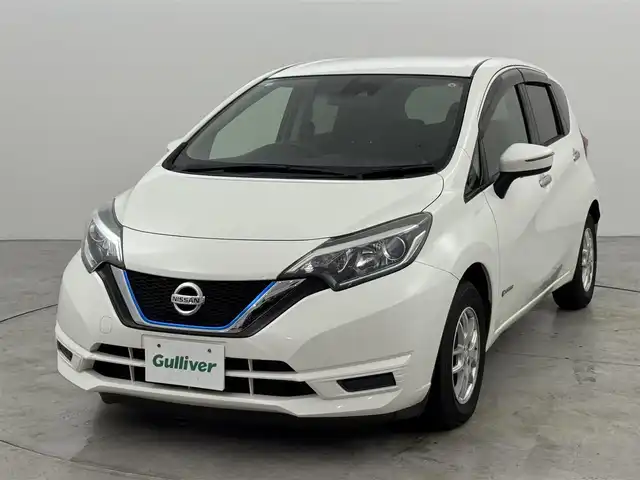 日産 ノート e－パワー X 福岡県 2016(平28)年 6万km ホワイト 純正ナビ（ワンセグＴＶ）　/エマージェンシーブレーキ　/レーンキープ　/コーナーセンサー　/車両接近通報装置　/横滑り防止装置　/オートライト　/ドライブモード　/ＥＴＣ　/純正１４型アルミホイール　/純正フロアマット