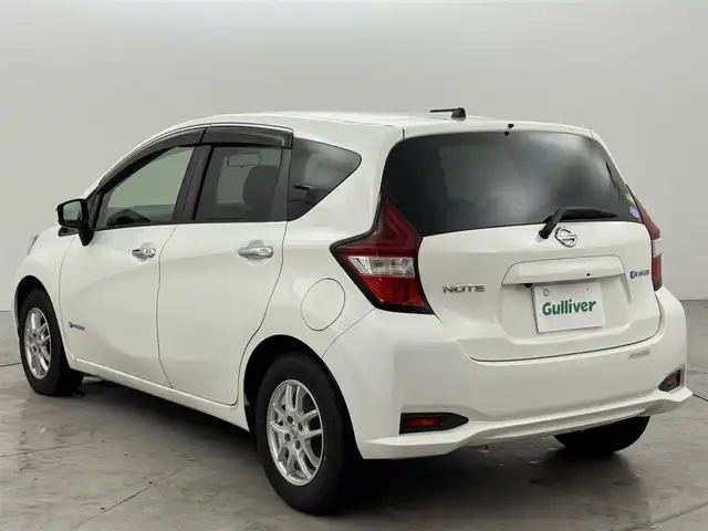 日産 ノート e－パワー X 福岡県 2016(平28)年 6万km ホワイト 純正ナビ（ワンセグＴＶ）　/エマージェンシーブレーキ　/レーンキープ　/コーナーセンサー　/車両接近通報装置　/横滑り防止装置　/オートライト　/ドライブモード　/ＥＴＣ　/純正１４型アルミホイール　/純正フロアマット