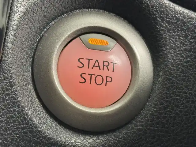 日産 ノート e－パワー X 福岡県 2016(平28)年 6万km ホワイト 純正ナビ（ワンセグＴＶ）　/エマージェンシーブレーキ　/レーンキープ　/コーナーセンサー　/車両接近通報装置　/横滑り防止装置　/オートライト　/ドライブモード　/ＥＴＣ　/純正１４型アルミホイール　/純正フロアマット