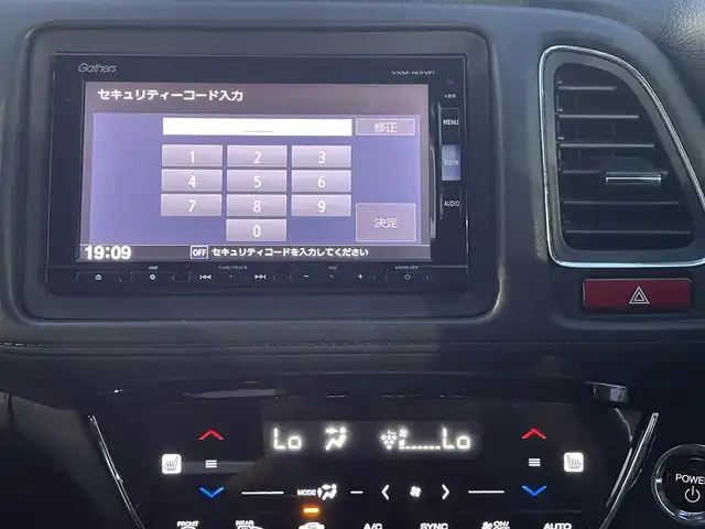 ホンダ ヴェゼル ハイブリッド Z 東京都 2016(平28)年 13.4万km ホワイトオーキッドパール パドルシフト/ナビロック