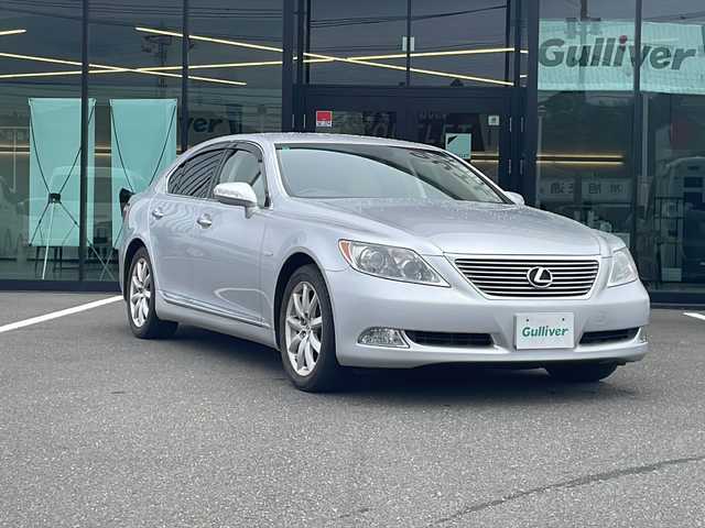 レクサス ＬＳ 460 バージョンU 鹿児島県 2007(平19)年 12.6万km プレミアムシルバーM プッシュスタート/オートライト/ダブル＆サイドエアバック/全席パワーシート/プッシュスタート/ウィンカーミラー/スポーツモード、コンフォートモード/横滑り防止装置/パワー、スノー、エレクトロニカリモード