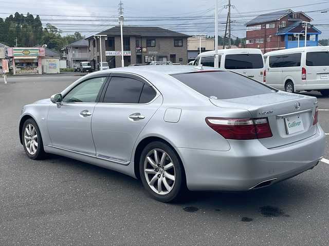 レクサス ＬＳ 460 バージョンU 鹿児島県 2007(平19)年 12.6万km プレミアムシルバーM プッシュスタート/オートライト/ダブル＆サイドエアバック/全席パワーシート/プッシュスタート/ウィンカーミラー/スポーツモード、コンフォートモード/横滑り防止装置/パワー、スノー、エレクトロニカリモード