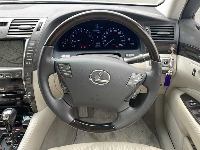 レクサス ＬＳ 460 バージョンU 鹿児島県 2007(平19)年 12.6万km プレミアムシルバーM プッシュスタート/オートライト/ダブル＆サイドエアバック/全席パワーシート/プッシュスタート/ウィンカーミラー/スポーツモード、コンフォートモード/横滑り防止装置/パワー、スノー、エレクトロニカリモード