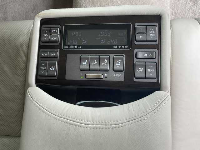 レクサス ＬＳ 460 バージョンU 鹿児島県 2007(平19)年 12.6万km プレミアムシルバーM プッシュスタート/オートライト/ダブル＆サイドエアバック/全席パワーシート/プッシュスタート/ウィンカーミラー/スポーツモード、コンフォートモード/横滑り防止装置/パワー、スノー、エレクトロニカリモード