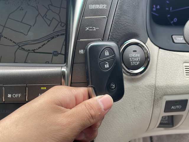レクサス ＬＳ 460 バージョンU 鹿児島県 2007(平19)年 12.6万km プレミアムシルバーM プッシュスタート/オートライト/ダブル＆サイドエアバック/全席パワーシート/プッシュスタート/ウィンカーミラー/スポーツモード、コンフォートモード/横滑り防止装置/パワー、スノー、エレクトロニカリモード