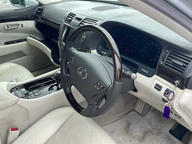 レクサス ＬＳ 460 バージョンU 鹿児島県 2007(平19)年 12.6万km プレミアムシルバーM プッシュスタート/オートライト/ダブル＆サイドエアバック/全席パワーシート/プッシュスタート/ウィンカーミラー/スポーツモード、コンフォートモード/横滑り防止装置/パワー、スノー、エレクトロニカリモード