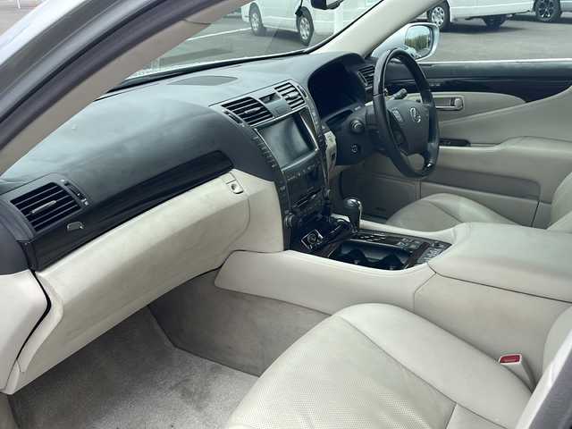 レクサス ＬＳ 460 バージョンU 鹿児島県 2007(平19)年 12.6万km プレミアムシルバーM プッシュスタート/オートライト/ダブル＆サイドエアバック/全席パワーシート/プッシュスタート/ウィンカーミラー/スポーツモード、コンフォートモード/横滑り防止装置/パワー、スノー、エレクトロニカリモード