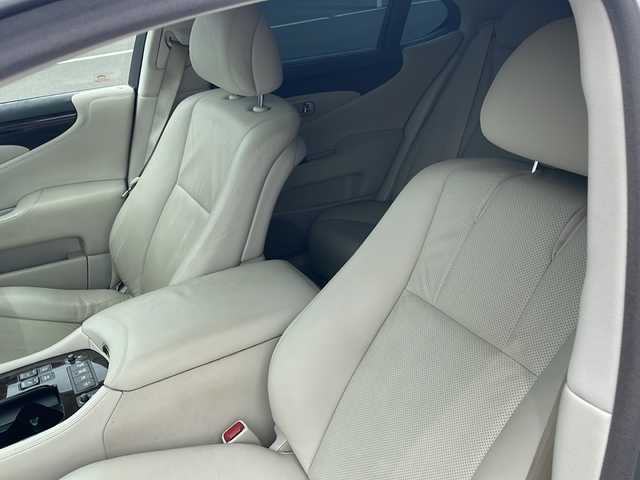 レクサス ＬＳ 460 バージョンU 鹿児島県 2007(平19)年 12.6万km プレミアムシルバーM プッシュスタート/オートライト/ダブル＆サイドエアバック/全席パワーシート/プッシュスタート/ウィンカーミラー/スポーツモード、コンフォートモード/横滑り防止装置/パワー、スノー、エレクトロニカリモード
