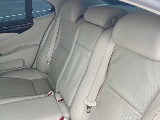 レクサス ＬＳ 460 バージョンU 鹿児島県 2007(平19)年 12.6万km プレミアムシルバーM プッシュスタート/オートライト/ダブル＆サイドエアバック/全席パワーシート/プッシュスタート/ウィンカーミラー/スポーツモード、コンフォートモード/横滑り防止装置/パワー、スノー、エレクトロニカリモード