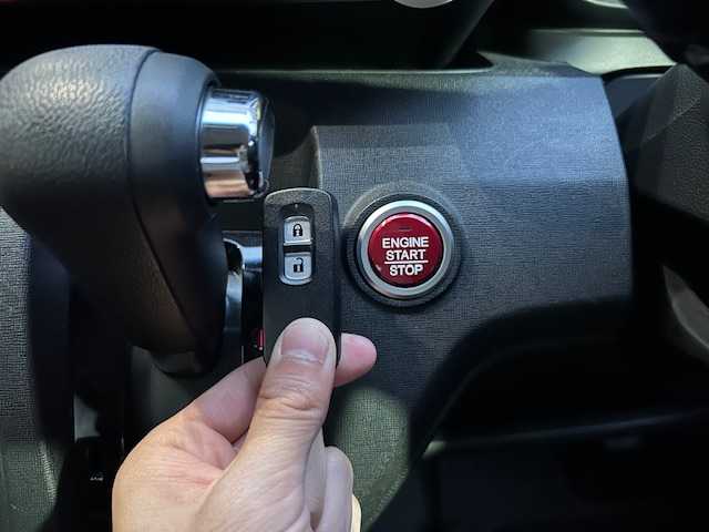 ホンダ Ｎ ＯＮＥ プレミアムSSブラウンスタイルパッケージ 静岡県 2016(平28)年 5万km ブリティッシュグリーンP 純正ディスプレイオーディオ　ＡＭ　ＦＭ　ＣＤ　Ｂｌｕｅｔｏｏｔｈ　ＵＳＢ　ＴＶ　バックカメラ　プッシュスタート　スマートキー　ＥＴＣ　前席シートヒータ　クルーズコントロール　ＨＩＤライト　ＬＥＤフォグ/	ナビ装着用スペシャルパッケージ＋ETC車載器(ナビ連動)/	IRカット(遮熱)/UVカット機能付フロントウインドウガラス/	IRカット(遮熱)/スーパーUVカットフロントドアガラス/	オートリトラミラー＆ディスチャージヘッドライト＜HID＞(オートレベリング/オートライト)/	親水/ヒーテッドドアミラー＋フロントドア撥水ガラス＋運転席＆助手席シートヒーター/	コンビシート＋LEDフォグライト