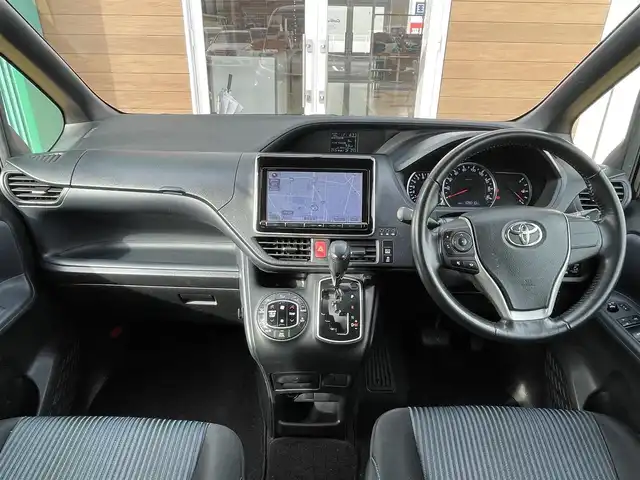 トヨタ ヴォクシー ZS 宮崎県 2014(平26)年 10.9万km ブラッキッシュアゲハガラスフレーク 純正9インチナビ/CD/DVD/BT/フルセグTV/フリップダウンモニター/バックカメラ/前後ドライブレコーダー/両側パワースライドドア/LEDオートライト/純正16インチAW/ステアリングスイッチ/アイドリングストップ/プッシュスタート/ビルトインETC/禁煙車
