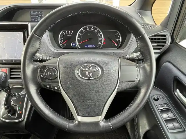 トヨタ ヴォクシー ZS 宮崎県 2014(平26)年 10.9万km ブラッキッシュアゲハガラスフレーク 純正9インチナビ/CD/DVD/BT/フルセグTV/フリップダウンモニター/バックカメラ/前後ドライブレコーダー/両側パワースライドドア/LEDオートライト/純正16インチAW/ステアリングスイッチ/アイドリングストップ/プッシュスタート/ビルトインETC/禁煙車