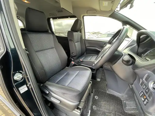 トヨタ ヴォクシー ZS 宮崎県 2014(平26)年 10.9万km ブラッキッシュアゲハガラスフレーク 純正9インチナビ/CD/DVD/BT/フルセグTV/フリップダウンモニター/バックカメラ/前後ドライブレコーダー/両側パワースライドドア/LEDオートライト/純正16インチAW/ステアリングスイッチ/アイドリングストップ/プッシュスタート/ビルトインETC/禁煙車