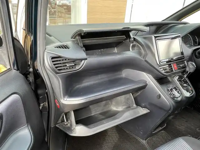 トヨタ ヴォクシー ZS 宮崎県 2014(平26)年 10.9万km ブラッキッシュアゲハガラスフレーク 純正9インチナビ/CD/DVD/BT/フルセグTV/フリップダウンモニター/バックカメラ/前後ドライブレコーダー/両側パワースライドドア/LEDオートライト/純正16インチAW/ステアリングスイッチ/アイドリングストップ/プッシュスタート/ビルトインETC/禁煙車