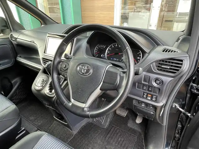 トヨタ ヴォクシー ZS 宮崎県 2014(平26)年 10.9万km ブラッキッシュアゲハガラスフレーク 純正9インチナビ/CD/DVD/BT/フルセグTV/フリップダウンモニター/バックカメラ/前後ドライブレコーダー/両側パワースライドドア/LEDオートライト/純正16インチAW/ステアリングスイッチ/アイドリングストップ/プッシュスタート/ビルトインETC/禁煙車