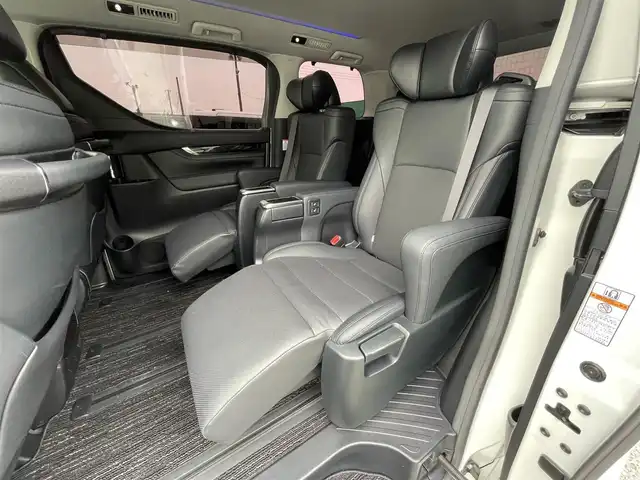 トヨタ アルファード S Cパッケージ 千葉県 2019(令1)年 5.7万km ホワイトパールクリスタルシャイン TRDエアロ/WORK20インチアルミホイール/黒レザーシート/ALPINE9インチSDナビ【X9Z】/・CD/DVD/MSV/Bluetooth/フルセグTV/ALPINEフリップダウンモニター【RSH10S-L】/両後パワースライドドア/前席パワーシート/前席シートヒーター/前席シートベンチレーション/パワーバックドア/トヨタセーフティーセンス/・プリクラッシュセーフティー/・レーンキープアシスト/・パーキングサポートブレーキ/・ロードサインアシスト/・アダプティブクルーズコントロール/・オートマチックハイビーム/ステアリングヒーター/ウッドコンビステアリング/純正三眼LEDヘッドライト/フォグランプ/ドアバイザー/ビルトインETC/社外ドライブレコーダー【VREC-DZ300】/木目調パネル/サイド＆カーテンエアバッグ/新車時保証書＆取扱説明書