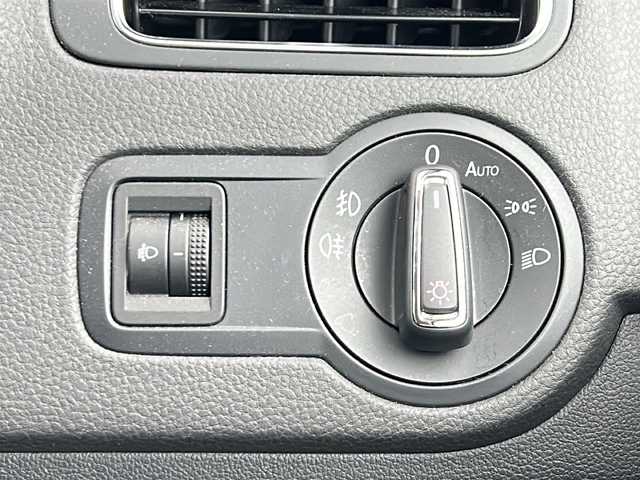 フォルクスワーゲン ポロ TSIコンフォートライン 愛知県 2015(平27)年 4.3万km 黒 純正ディスプレイオーディオ/・Bluetooth/・USB接続/バックカメラ/ポータブルナビ/シートヒーター/ＥＴＣ/オートライト/ハーフレザーシート