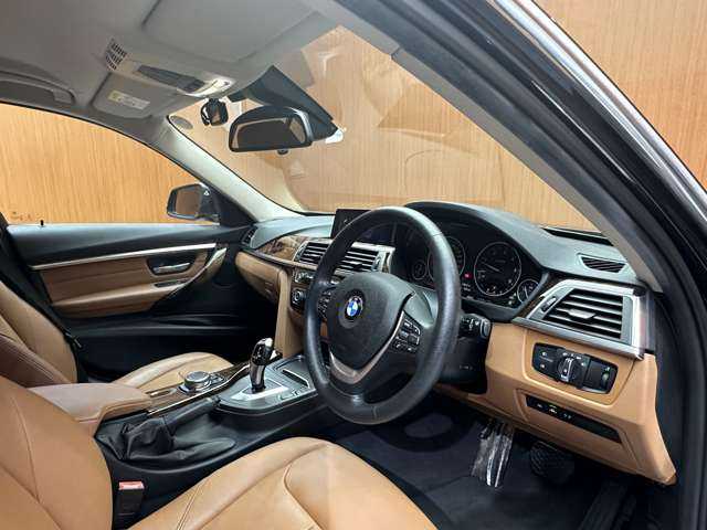 ＢＭＷ ３２０ｄ ラグジュアリー 千葉県 2016(平28)年 5.8万km インペリアル・ブルー・ブリリアント・エフェクト 茶革シート　/ＡＣＣ　/純正ナビ　/Ｂカメラ　/ＰＤＣ　/ＬＣＷ　/ＬＤＷ　/パワーシート　/シートヒーター　/コンフォートアクセス　/ＥＴＣ