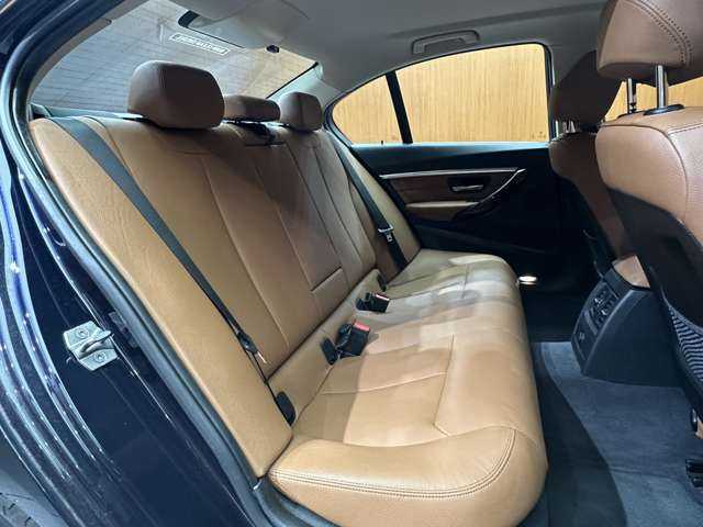 ＢＭＷ ３２０ｄ ラグジュアリー 千葉県 2016(平28)年 5.8万km インペリアル・ブルー・ブリリアント・エフェクト 茶革シート　/ＡＣＣ　/純正ナビ　/Ｂカメラ　/ＰＤＣ　/ＬＣＷ　/ＬＤＷ　/パワーシート　/シートヒーター　/コンフォートアクセス　/ＥＴＣ