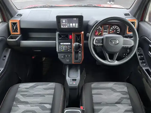 ダイハツ タフト G 長崎県 2020(令2)年 1万km コンパーノレッド 純正ディスプレイオーディオ/（AM、FM、AUX、USB、applecarplay、androidauto）/バックカメラ/プッシュスタート/衝突軽減システム/横滑り防止/コーナーセンサー/アイドリングストップ/１２Vシガーソケット/２．１A　USB/ＤＮ席シートヒーター/電子パーキング/オートホールド/先行車発進ブザー/車線逸脱警報/標識認識ブザー/ステアリモコン/AAC/ガラスルーフ/電格ミラー/ドアバイザー/純正フロアマット/ABS/Wエアバッグ/純正AW/スマートキー/ETC/保証書/取説/ワンオーナー
