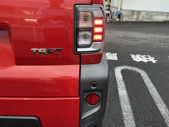 ダイハツ タフト G 長崎県 2020(令2)年 1万km コンパーノレッド 純正ディスプレイオーディオ/（AM、FM、AUX、USB、applecarplay、androidauto）/バックカメラ/プッシュスタート/衝突軽減システム/横滑り防止/コーナーセンサー/アイドリングストップ/１２Vシガーソケット/２．１A　USB/ＤＮ席シートヒーター/電子パーキング/オートホールド/先行車発進ブザー/車線逸脱警報/標識認識ブザー/ステアリモコン/AAC/ガラスルーフ/電格ミラー/ドアバイザー/純正フロアマット/ABS/Wエアバッグ/純正AW/スマートキー/ETC/保証書/取説/ワンオーナー