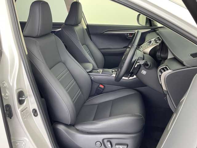レクサス ＮＸ 300 ブラックシークエンス 愛知県 2019(平31)年 1.8万km ソニッククォーツ 純正10.3インチナビ/CD DVD フルセグTV Bluetooth/走行中テレビ視聴可/パノラミックビューモニター/同色フェンダーアーチモール/プリクラッシュセーフティ/レーントレーシングアシスト/パーキングサポートブレーキ/レーダークルーズコントロール/ブラインドスポットモニター/シートヒーター/ステアリングヒーター/パワーバックドア/三眼LEDオートライト/ETC2.0