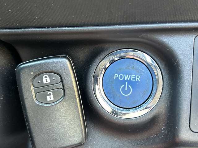 トヨタ アクア S 福岡県 2014(平26)年 11.9万km シルバーM 純正ナビ/TV/Am/Fm/Bluetooth/DS/AUX/DISC/SD/USB/純正フロアマット/電動格納ミラー/オートライト/横すべり防止/ECOMODE