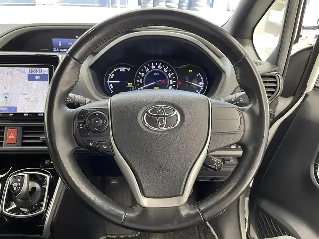 トヨタ ヴォクシー ハイブリッド ZS 煌Ⅲ 滋賀県 2021(令3)年 12.2万km ホワイトパールクリスタルシャイン 禁煙車/純正9インチナビ/CD.DVD.Bluetooth.フルセグ/バックカメラ/衝突軽減ブレーキ/クルーズコントロール/両側パワースライドドア/コーナーセンサー/ハーフレザーシート/前席シートヒーター/ETC/前方ドライブレコーダー/LEDヘッドライト/オートハイビーム/オートライト/スマートキー/スペアキー