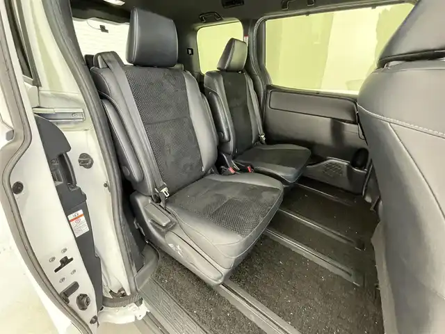 トヨタ ヴォクシー ハイブリッド ZS 煌Ⅲ 滋賀県 2021(令3)年 12.2万km ホワイトパールクリスタルシャイン 禁煙車/純正9インチナビ/CD.DVD.Bluetooth.フルセグ/バックカメラ/衝突軽減ブレーキ/クルーズコントロール/両側パワースライドドア/コーナーセンサー/ハーフレザーシート/前席シートヒーター/ETC/前方ドライブレコーダー/LEDヘッドライト/オートハイビーム/オートライト/スマートキー/スペアキー