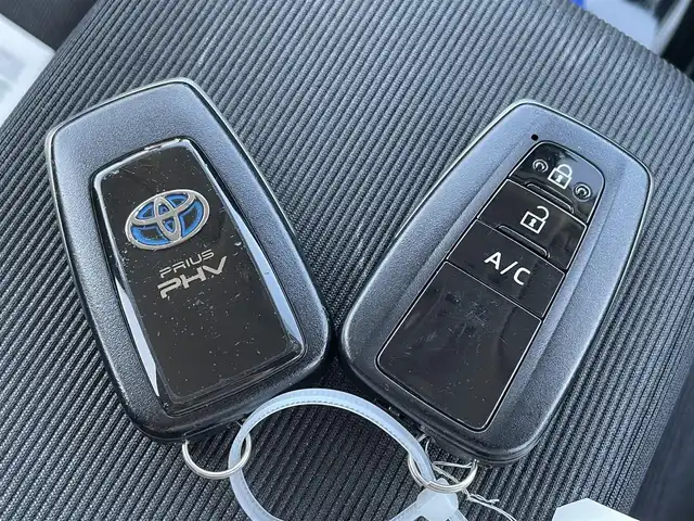 トヨタ プリウス ＰＨＶ S ナビパッケージ 佐賀県 2018(平30)年 7.6万km ホワイトパールクリスタルシャイン プラグインハイブリッド/純正11.6インチメモリーナビゲーション/・フルセグTV/AM/FM/USB/Bluetooth/バックカメラ/前方ドライブレコーダー/ビルトインETC2.0/DN席シートヒーター/ISOFIX対応/革巻きステアリング/ステアリングヒーター/ステアリングリモコン/純正LEDヘッドライト/純正フォグランプ/純正フロアマット/クルーズコントロール/レーンディパーチャーアラート
