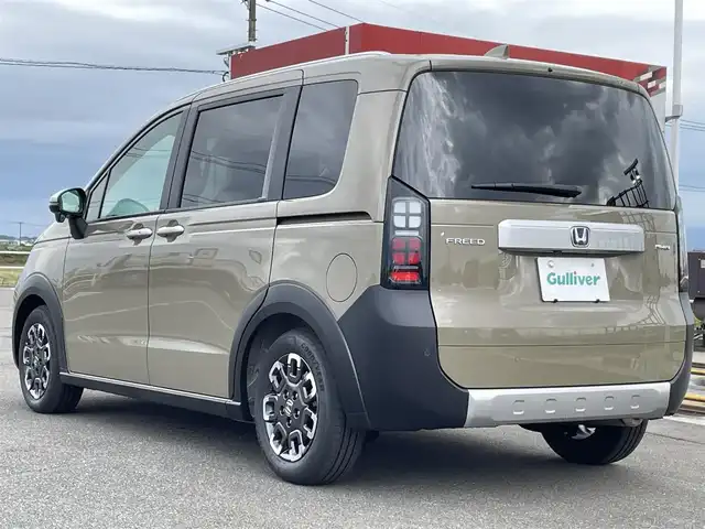 ホンダ フリード ハイブリット e:HEV クロスター 佐賀県 2025(令7)年 0.1千km ベージュ ワンオーナー/登録時走行距離4Km/純正9インチHonda CONNECTナビ/・フルセグTV/AM/FM/USB/Bluetooth/・AppleCarPlay/AndroidAuto/バックカメラ/両側パワースライドドア/電子パーキングブレーキ/・BRAKE HOLD機能/後席エアコン(温度調整無し)/DN席シートヒーター/キャプテンシート/後席サンシェード/ISOFIX対応/革巻きステアリング/ステアリングリモコン/純正15インチアルミホイール/純正LEDヘッドライト/・オートマチックハイビーム/純正LEDフォグランプ/色コード「YR662P」/新車保証書/記録簿/取扱説明書/スペアキー１本/ホンダセンシング/・アダプディブクルーズコントロール/・路外逸脱抑制機能/・ブラインドスポットインフォメーション/・踏み間違い衝突軽減システム/・パーキングセンサーシステム/・衝突被害軽減ブレーキ