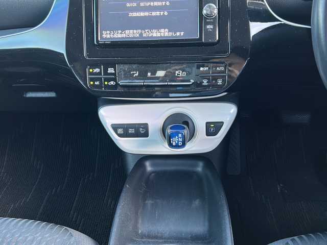 トヨタ プリウス S 岐阜県 2016(平28)年 4.6万km ダークブルーマイカM 登録時走行距離：45448km/純正ナビ（NSZT-W66T）/バックカメラ/フルセグテレビ・Bluetooth/トヨタセーフティーセンス/レーダークルーズコントロール/社外エアロ/レーザーハンドル/ステアリングスイッチ/LEDヘッドライト/オートライト/オートハイビーム/純正ドライブレコーダー/スマートキー/スペアキー/保証書