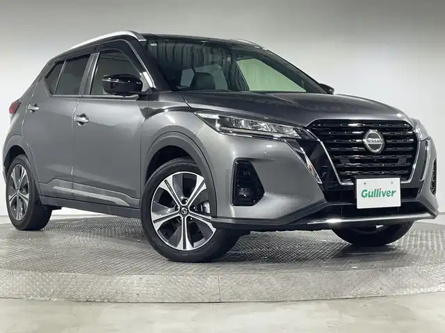 日産 キックス X 神奈川県 2020(令2)年 3万km ダークメタルグレー/ピュアブラック 2トーン 純正9インチナビ　/アラウンドビューモニター　/-CD/DVD/Bluetooth/セーフティアシスト　/プロパイロット　/インテリジェントエマージェンシーブレーキ　/車線逸脱防止支援システム　/踏み間違い衝突防止アシスト　/前後ソナー/デジタルルームミラー/2トーンカラー　/シルバールーフレール　/革巻きステアリング　/電動パーキングブレーキ　/オートブレーキホールド　/ハーフレザー/ビルトインETC/ハーフレザー