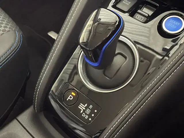 日産 キックス X 神奈川県 2020(令2)年 3万km ダークメタルグレー/ピュアブラック 2トーン 純正9インチナビ　/アラウンドビューモニター　/-CD/DVD/Bluetooth/セーフティアシスト　/プロパイロット　/インテリジェントエマージェンシーブレーキ　/車線逸脱防止支援システム　/踏み間違い衝突防止アシスト　/前後ソナー/デジタルルームミラー/2トーンカラー　/シルバールーフレール　/革巻きステアリング　/電動パーキングブレーキ　/オートブレーキホールド　/ハーフレザー/ビルトインETC/ハーフレザー