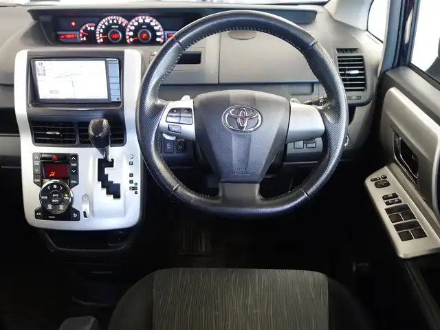 トヨタ ヴォクシー ZS 煌 静岡県 2011(平23)年 13.4万km ボルドーマイカメタリック ワンオーナー/禁煙車/両側パワースライド/純正HDDナビ（NHZN-W60G)/CD/DVD/BT/HDD/フルセグTV/AUX/SD/純正フリップダウンモニター/ビルトインETC/バックカメラ/2列目回転シート/純正フロアマット/純正ドアバイザー/スマートキー2個/プッシュスタート/純正HIDヘッドライト/オートライト/取扱説明書/保証書