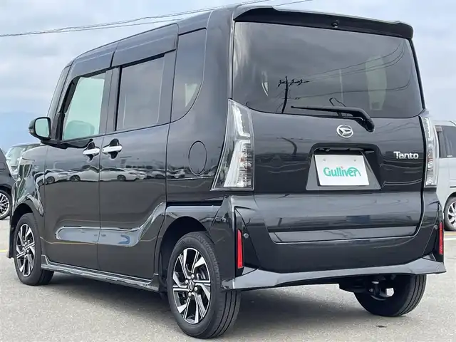 ダイハツ タント カスタム X 佐賀県 2023(令5)年 2.6万km ブラックマイカメタリック 社外SDナビゲーション/・フルセグTV/CD/DVD/SD/Bluetooth/バックカメラ/ビルトインETC/両側パワースライドドア/電子パーキングブレーキ/・AUTO HOLD機能/黒レザー調シートカバー/DN席シートヒーター/後席サンシェード/ISOFIX対応/ステアリングリモコン/純正14インチアルミホイール/純正LEDヘッドライト/・オートマチックハイビーム/純正LEDフォグランプ/ドアバイザ―/新車保証書/スマートアシスト/・衝突軽減ブレーキ/・車線逸脱警報機能/・先行車発進お知らせ機能/・クリアランスソナー/・標識認識機能/・ふらつき警報