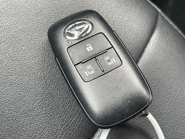 ダイハツ タント カスタム X 佐賀県 2023(令5)年 2.6万km ブラックマイカメタリック 社外SDナビゲーション/・フルセグTV/CD/DVD/SD/Bluetooth/バックカメラ/ビルトインETC/両側パワースライドドア/電子パーキングブレーキ/・AUTO HOLD機能/黒レザー調シートカバー/DN席シートヒーター/後席サンシェード/ISOFIX対応/ステアリングリモコン/純正14インチアルミホイール/純正LEDヘッドライト/・オートマチックハイビーム/純正LEDフォグランプ/ドアバイザ―/新車保証書/スマートアシスト/・衝突軽減ブレーキ/・車線逸脱警報機能/・先行車発進お知らせ機能/・クリアランスソナー/・標識認識機能/・ふらつき警報