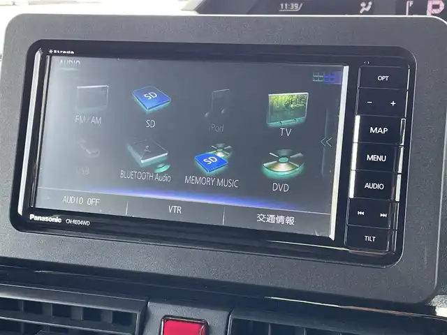 ダイハツ タント カスタム X 佐賀県 2023(令5)年 2.6万km ブラックマイカメタリック 社外SDナビゲーション/・フルセグTV/CD/DVD/SD/Bluetooth/バックカメラ/ビルトインETC/両側パワースライドドア/電子パーキングブレーキ/・AUTO HOLD機能/黒レザー調シートカバー/DN席シートヒーター/後席サンシェード/ISOFIX対応/ステアリングリモコン/純正14インチアルミホイール/純正LEDヘッドライト/・オートマチックハイビーム/純正LEDフォグランプ/ドアバイザ―/新車保証書/スマートアシスト/・衝突軽減ブレーキ/・車線逸脱警報機能/・先行車発進お知らせ機能/・クリアランスソナー/・標識認識機能/・ふらつき警報