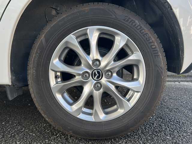 マツダ デミオ XD 岐阜県 2017(平29)年 4.3万km スノーフレイクホワイトパールマイカ 純正ナビ/FM/AM/USB1/USB2/CD/AUX/DVD/フルセグTV/プッシュスタート/シートヒーター/オートライト/オートエアコン/クルーズコントロール/ETC/電動格納ミラー/バックカメラ/ドアバイザー/純正マット/I-stopOff/レーンキープアシスト/横滑り防止装置/４WD