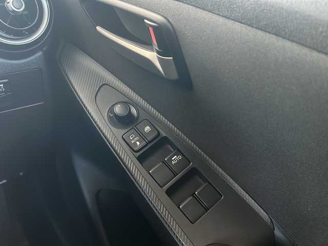 マツダ デミオ XD 岐阜県 2017(平29)年 4.3万km スノーフレイクホワイトパールマイカ 純正ナビ/FM/AM/USB1/USB2/CD/AUX/DVD/フルセグTV/プッシュスタート/シートヒーター/オートライト/オートエアコン/クルーズコントロール/ETC/電動格納ミラー/バックカメラ/ドアバイザー/純正マット/I-stopOff/レーンキープアシスト/横滑り防止装置/４WD