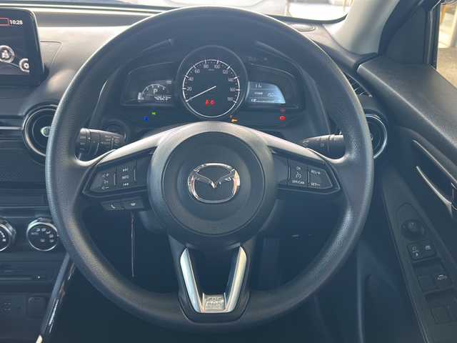 マツダ デミオ XD 岐阜県 2017(平29)年 4.3万km スノーフレイクホワイトパールマイカ 純正ナビ/FM/AM/USB1/USB2/CD/AUX/DVD/フルセグTV/プッシュスタート/シートヒーター/オートライト/オートエアコン/クルーズコントロール/ETC/電動格納ミラー/バックカメラ/ドアバイザー/純正マット/I-stopOff/レーンキープアシスト/横滑り防止装置/４WD