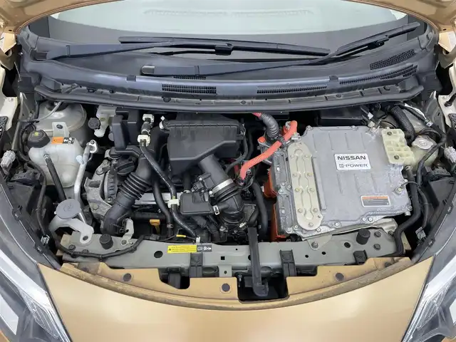 日産 ノート e－パワー メダリスト 滋賀県 2017(平29)年 3.2万km ギャラクシーゴールド 禁煙車/純正ナビ/（CD/DVD/SD/AUX/USB/Bluetooth/フルセグTV）/アラウンドビューモニター/デジタルインナーミラー/ETC/エマージェンシーブレーキ/車線逸脱警報/革巻きステアリング/ステアリングリモコン/レザーシート/シートリフター/HIDヘッドライト/フォグランプ/純正アルミホイール/純正フロアマット/スマートキー/電動格納ミラー
