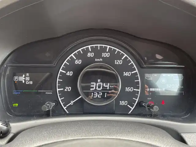 日産 ノート e－パワー メダリスト 滋賀県 2017(平29)年 3.2万km ギャラクシーゴールド 禁煙車/純正ナビ/（CD/DVD/SD/AUX/USB/Bluetooth/フルセグTV）/アラウンドビューモニター/デジタルインナーミラー/ETC/エマージェンシーブレーキ/車線逸脱警報/革巻きステアリング/ステアリングリモコン/レザーシート/シートリフター/HIDヘッドライト/フォグランプ/純正アルミホイール/純正フロアマット/スマートキー/電動格納ミラー