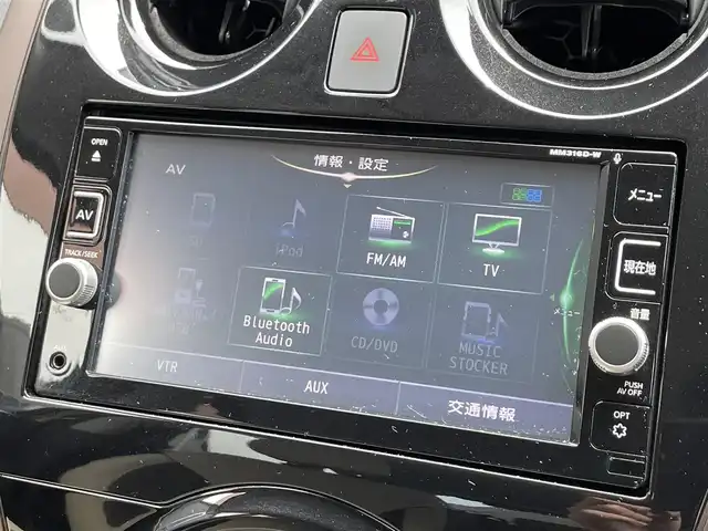 日産 ノート e－パワー メダリスト 滋賀県 2017(平29)年 3.2万km ギャラクシーゴールド 禁煙車/純正ナビ/（CD/DVD/SD/AUX/USB/Bluetooth/フルセグTV）/アラウンドビューモニター/デジタルインナーミラー/ETC/エマージェンシーブレーキ/車線逸脱警報/革巻きステアリング/ステアリングリモコン/レザーシート/シートリフター/HIDヘッドライト/フォグランプ/純正アルミホイール/純正フロアマット/スマートキー/電動格納ミラー