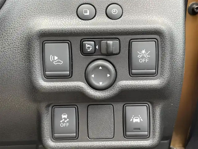 日産 ノート e－パワー メダリスト 滋賀県 2017(平29)年 3.2万km ギャラクシーゴールド 禁煙車/純正ナビ/（CD/DVD/SD/AUX/USB/Bluetooth/フルセグTV）/アラウンドビューモニター/デジタルインナーミラー/ETC/エマージェンシーブレーキ/車線逸脱警報/革巻きステアリング/ステアリングリモコン/レザーシート/シートリフター/HIDヘッドライト/フォグランプ/純正アルミホイール/純正フロアマット/スマートキー/電動格納ミラー