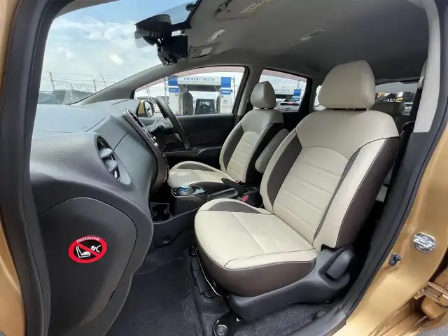 日産 ノート e－パワー メダリスト 滋賀県 2017(平29)年 3.2万km ギャラクシーゴールド 禁煙車/純正ナビ/（CD/DVD/SD/AUX/USB/Bluetooth/フルセグTV）/アラウンドビューモニター/デジタルインナーミラー/ETC/エマージェンシーブレーキ/車線逸脱警報/革巻きステアリング/ステアリングリモコン/レザーシート/シートリフター/HIDヘッドライト/フォグランプ/純正アルミホイール/純正フロアマット/スマートキー/電動格納ミラー