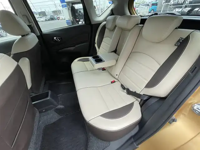 日産 ノート e－パワー メダリスト 滋賀県 2017(平29)年 3.2万km ギャラクシーゴールド 禁煙車/純正ナビ/（CD/DVD/SD/AUX/USB/Bluetooth/フルセグTV）/アラウンドビューモニター/デジタルインナーミラー/ETC/エマージェンシーブレーキ/車線逸脱警報/革巻きステアリング/ステアリングリモコン/レザーシート/シートリフター/HIDヘッドライト/フォグランプ/純正アルミホイール/純正フロアマット/スマートキー/電動格納ミラー