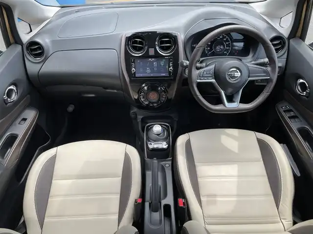 日産 ノート e－パワー メダリスト 滋賀県 2017(平29)年 3.2万km ギャラクシーゴールド 禁煙車/純正ナビ/（CD/DVD/SD/AUX/USB/Bluetooth/フルセグTV）/アラウンドビューモニター/デジタルインナーミラー/ETC/エマージェンシーブレーキ/車線逸脱警報/革巻きステアリング/ステアリングリモコン/レザーシート/シートリフター/HIDヘッドライト/フォグランプ/純正アルミホイール/純正フロアマット/スマートキー/電動格納ミラー